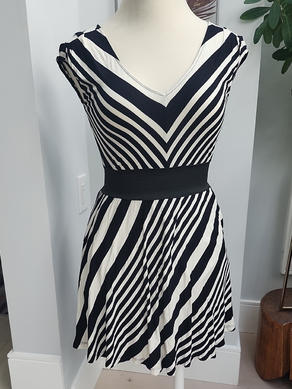 Guess Black and White V-Neck Striped Fit-and-Flare Mini Dress With  Side Pockets